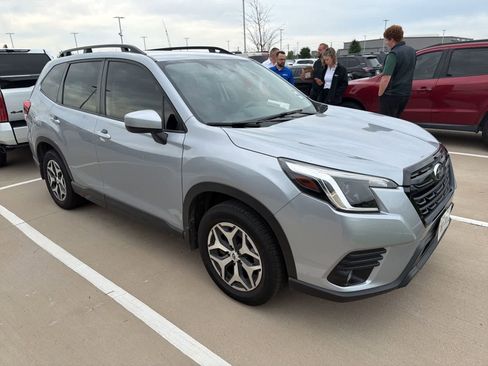 Used 2023 Subaru Forester Premium w/ Popular Package #2 AWD/4WD image 2