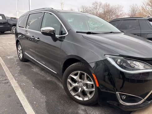 Used 2019 Chrysler Pacifica Limited image 2