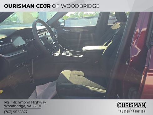 Used 2024 Jeep Grand Cherokee Laredo w/ Luxury Tech Group I AWD/4WD image 3