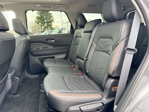 Used 2024 Nissan Pathfinder Platinum w/ Black Appearance Package image 25