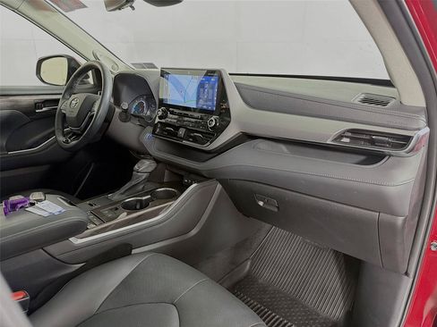 Used 2021 Toyota Highlander Platinum AWD/4WD image 32