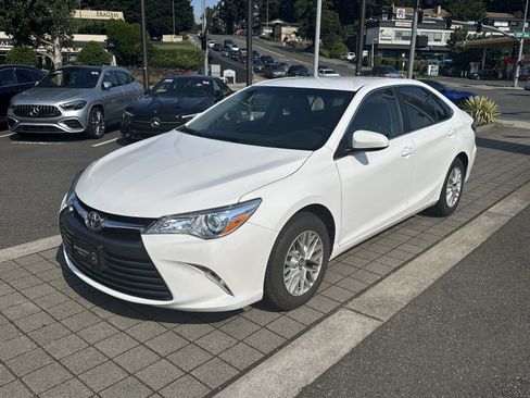 Used 2017 Toyota Camry LE FWD image 1
