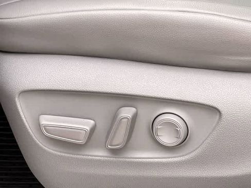 Used 2024 Toyota Highlander XLE FWD image 31