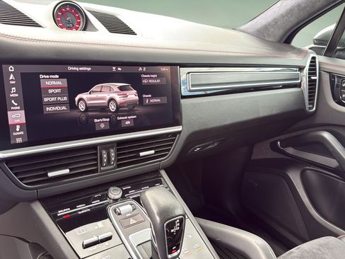 Used 2021 Porsche Cayenne GTS AWD/4WD image 36