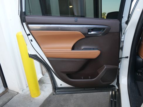 Used 2021 Toyota Highlander Platinum image 7