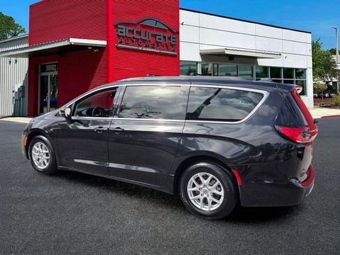 Used 2022 Chrysler Pacifica Touring-L image 3