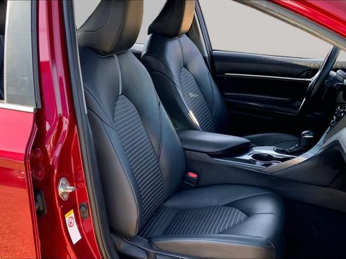 Used 2018 Toyota Camry SE w/ Moonroof Package FWD image 9