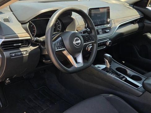 Used 2025 Nissan Altima 2.5 SV FWD image 32