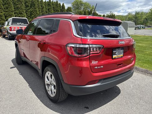 Used 2025 Jeep Compass Latitude AWD/4WD image 6