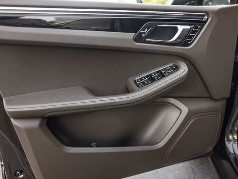 Certified 2025 Porsche Macan image 15