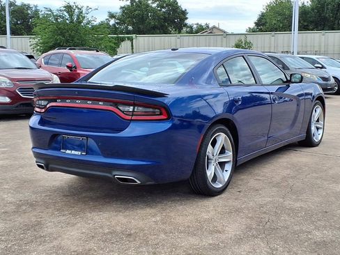Used 2018 Dodge Charger SXT w/ Blacktop Package RWD image 4