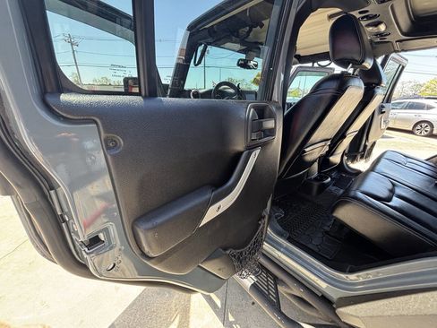 Used 2015 Jeep Wrangler Unlimited Rubicon AWD/4WD image 9