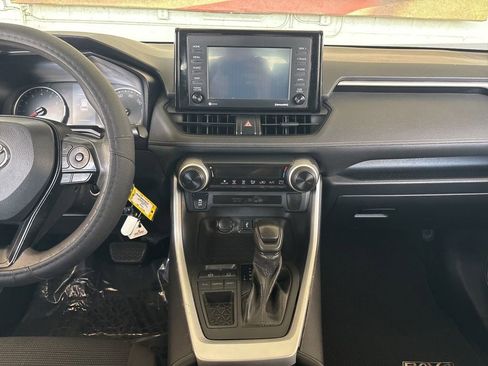 Used 2020 Toyota RAV4 LE FWD image 14