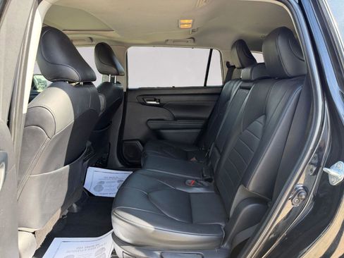 Used 2021 Toyota Highlander XLE image 13