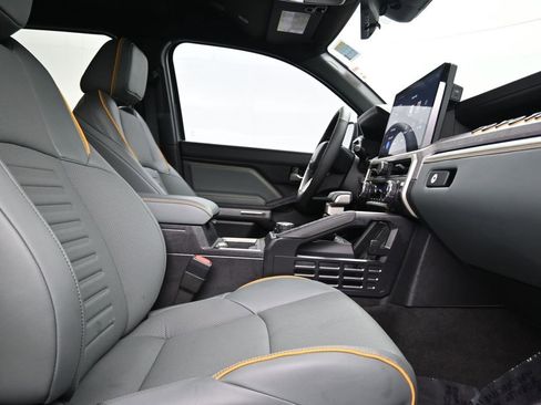 Used 2024 Toyota Tacoma Trailhunter image 16