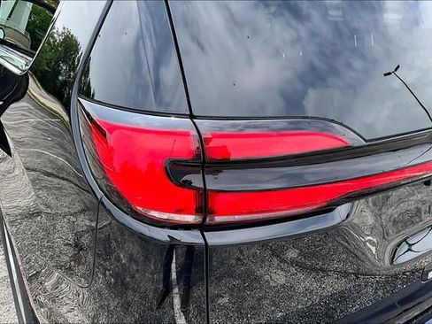 Used 2026 Chrysler Pacifica Limited FWD image 23