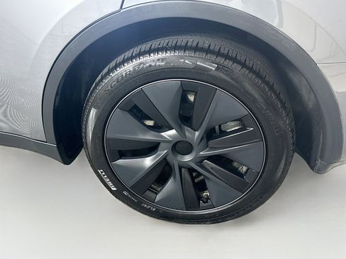 Used 2025 Tesla Model Y Long Range image 11