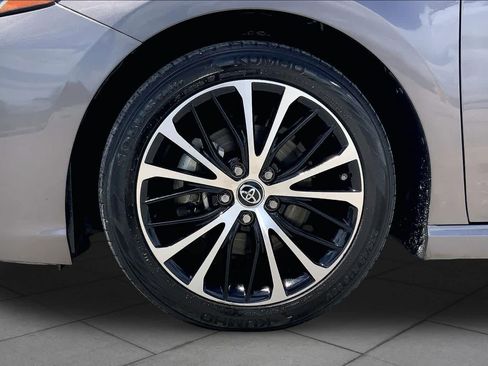 Used 2019 Toyota Camry SE w/ Convenience Package FWD image 11