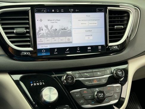 Used 2024 Chrysler Pacifica Touring-L FWD image 19