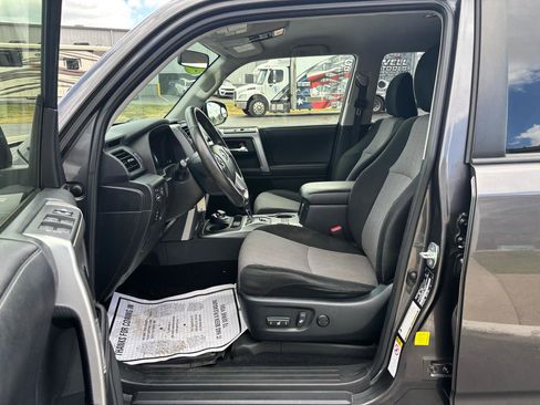 Used 2018 Toyota 4Runner SR5 AWD/4WD image 9