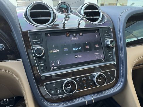 Used 2019 Bentley Bentayga AWD/4WD image 19