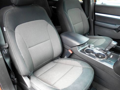 Used 2017 Ford Explorer XLT w/ Equipment Group 201A AWD/4WD image 22