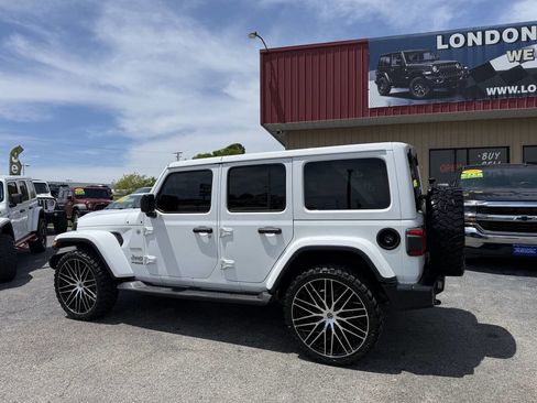 Used 2018 Jeep Wrangler Unlimited Sahara AWD/4WD image 2