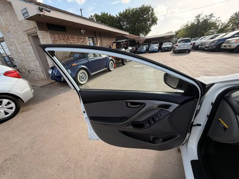 Used 2016 Hyundai Elantra SE FWD image 21