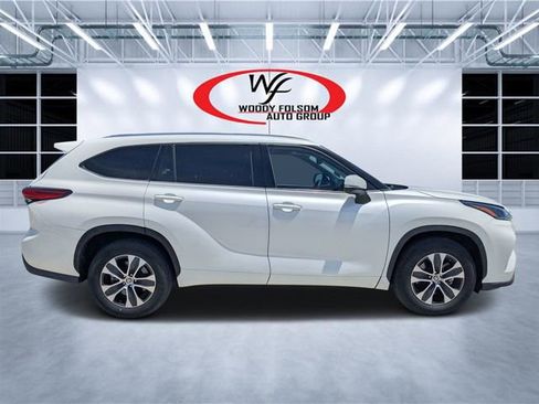 Used 2021 Toyota Highlander XLE FWD image 2