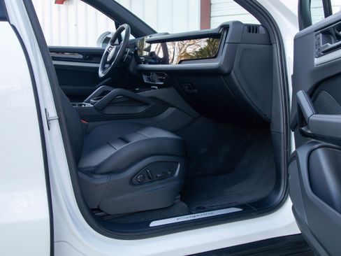Certified 2024 Porsche Cayenne image 23