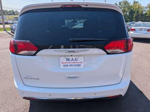 Used 2020 Chrysler Pacifica Touring-L FWD image 5