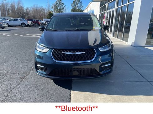 Used 2024 Chrysler Pacifica Touring-L image 2