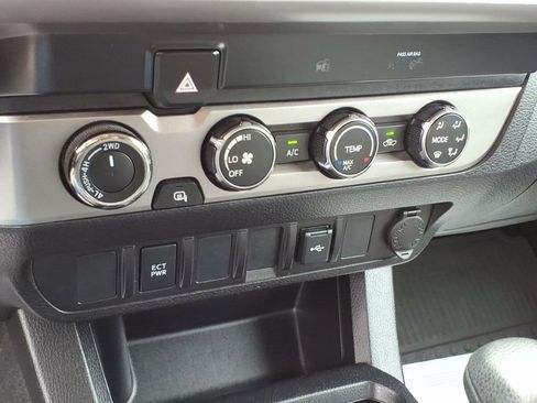 Used 2021 Toyota Tacoma SR5 w/ SR5 Appearance Package (SM) AWD/4WD image 18