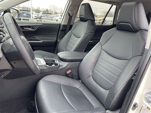 Used 2021 Toyota RAV4 XLE Premium image 25