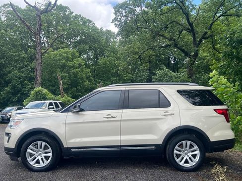 Used 2018 Ford Explorer XLT w/ Equipment Group 202A AWD/4WD image 2