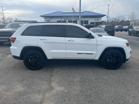 Used 2018 Jeep Grand Cherokee Laredo image 4