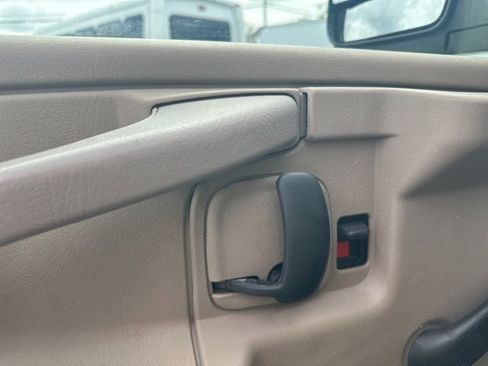 Used 2011 Chevrolet Express 2500 image 10