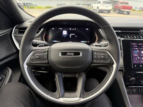 Used 2025 Jeep Grand Cherokee L Altitude RWD image 6