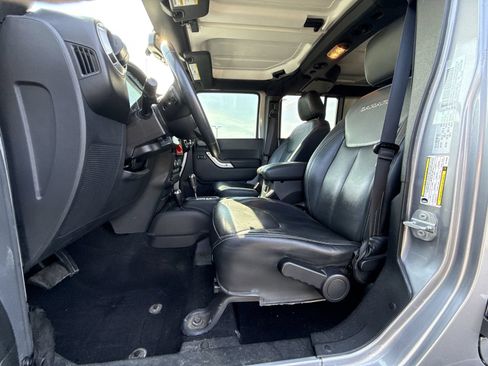 Used 2017 Jeep Wrangler Unlimited Sahara w/ Connectivity Group AWD/4WD image 13