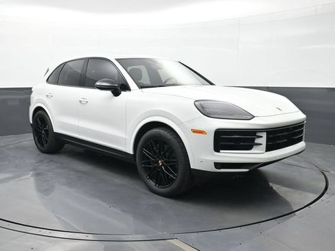 Certified 2025 Porsche Cayenne AWD/4WD image 24