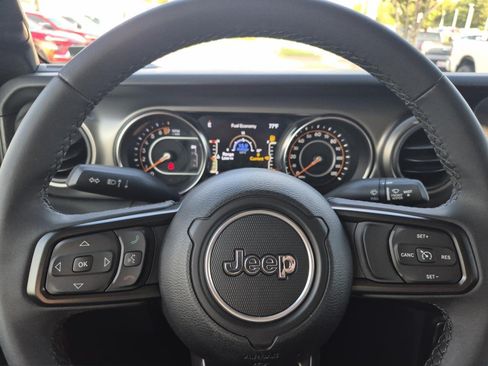 Used 2023 Jeep Gladiator Sport AWD/4WD image 18