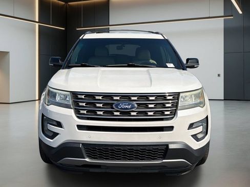 Used 2016 Ford Explorer XLT w/ Equipment Group 202A FWD image 9