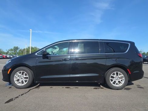 Used 2023 Chrysler Pacifica Touring-L FWD image 16