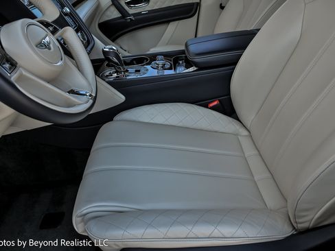 Used 2017 Bentley Bentayga image 23