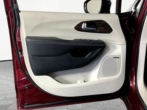 Used 2023 Chrysler Pacifica Limited w/ Uconnect Theater Family Group AWD/4WD image 18