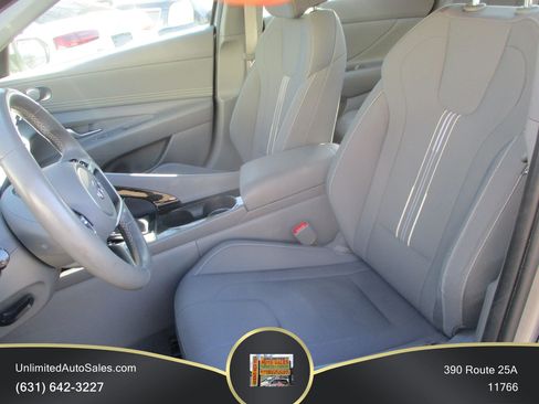 Used 2022 Hyundai Elantra SEL w/ Convenience Package FWD image 5