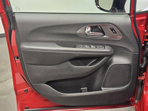 New 2026 Chrysler Pacifica Select FWD image 19