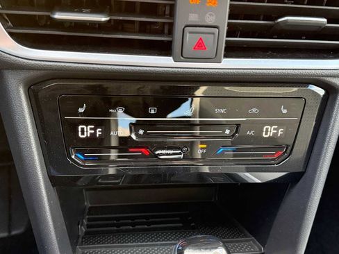 New 2026 Volkswagen Taos SE image 17