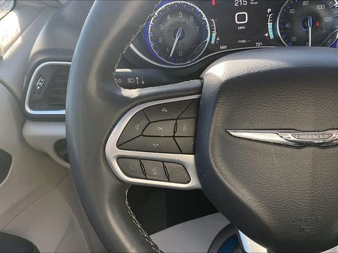 Used 2023 Chrysler Pacifica Touring-L FWD image 11