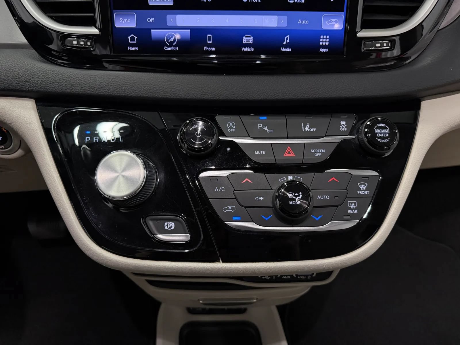 Used 2021 Chrysler Pacifica Touring-L FWD image 32